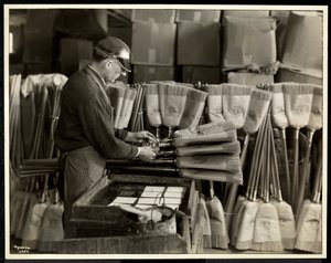 Uomo cieco che etichetta scope al Bourne Memorial Building, New York, 1935